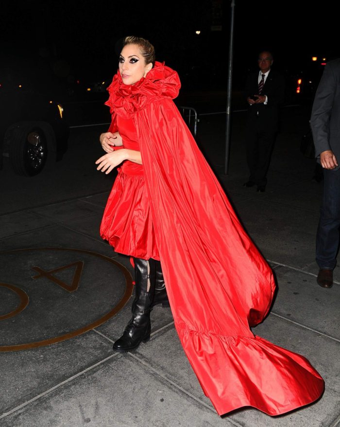 lady-gaga-arrives-at-her-apartment-in-new-york-10-19-2016-valentino