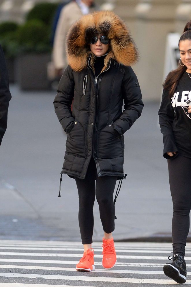 jennifer-lopez-heading-to-the-gym-in-new-york-givenchy-1
