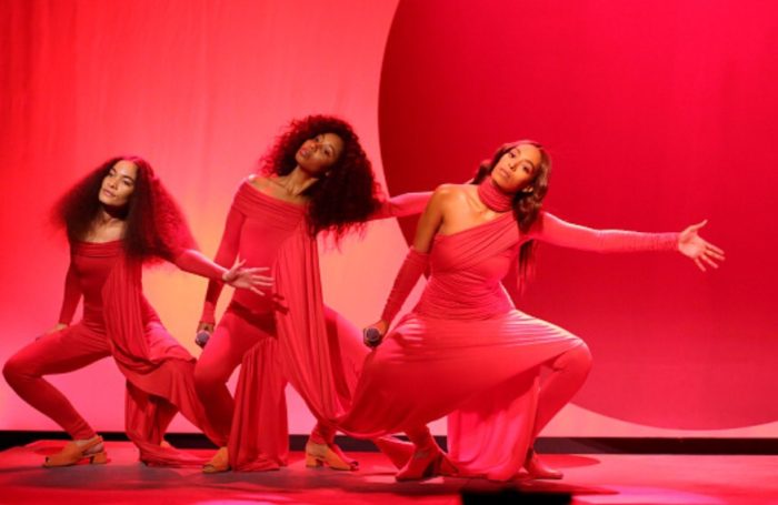 2-solange-knowles-jimmy-fallon-show-tina-knowles-red-jumpsuit-tim-white