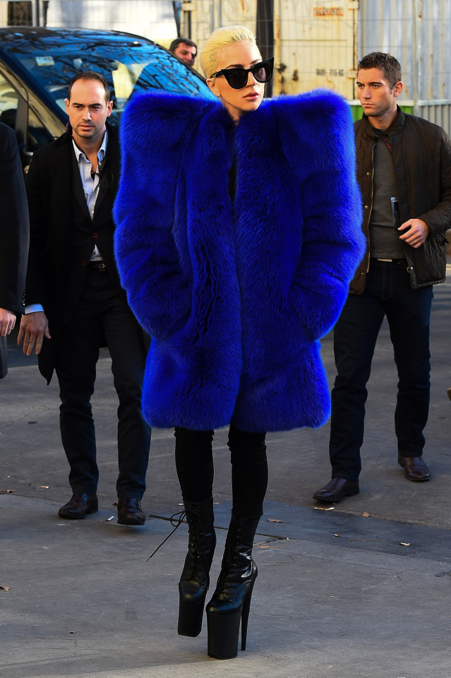 lady-gaga-paris-saint-laurent-blue-fur-coat-1