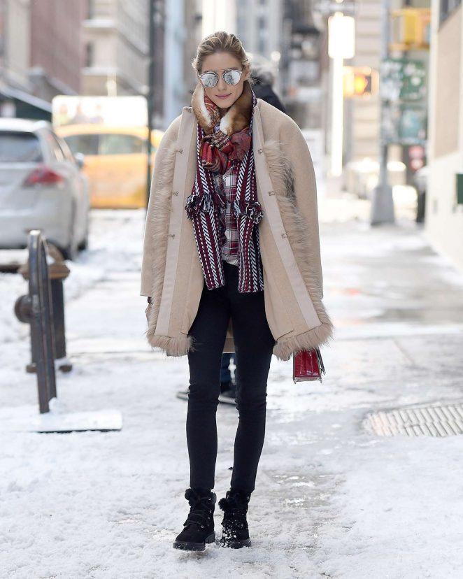 olivia-palermo-wearing-a-fur-coat-while-walking-in-the-snow-choo
