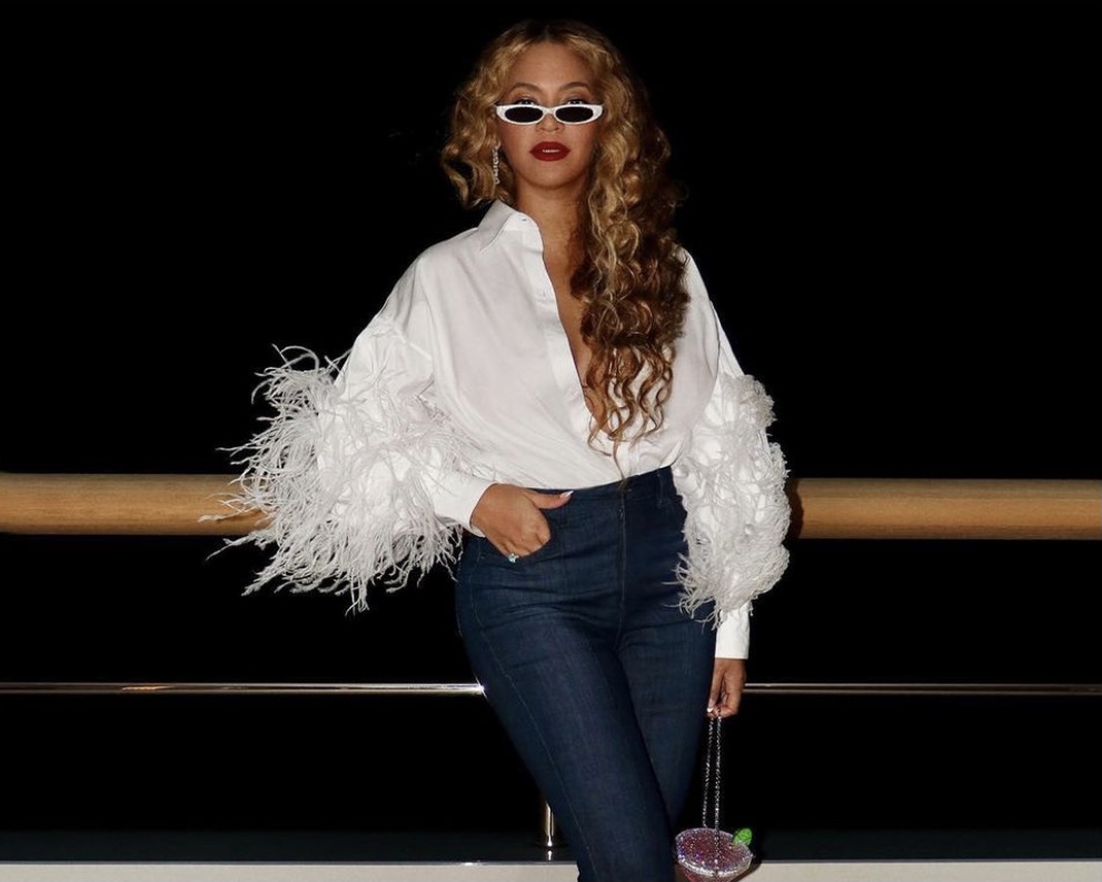 Beyoncé Spotted Yachting in Capri With Jay-Z Wearing Valentino White ...