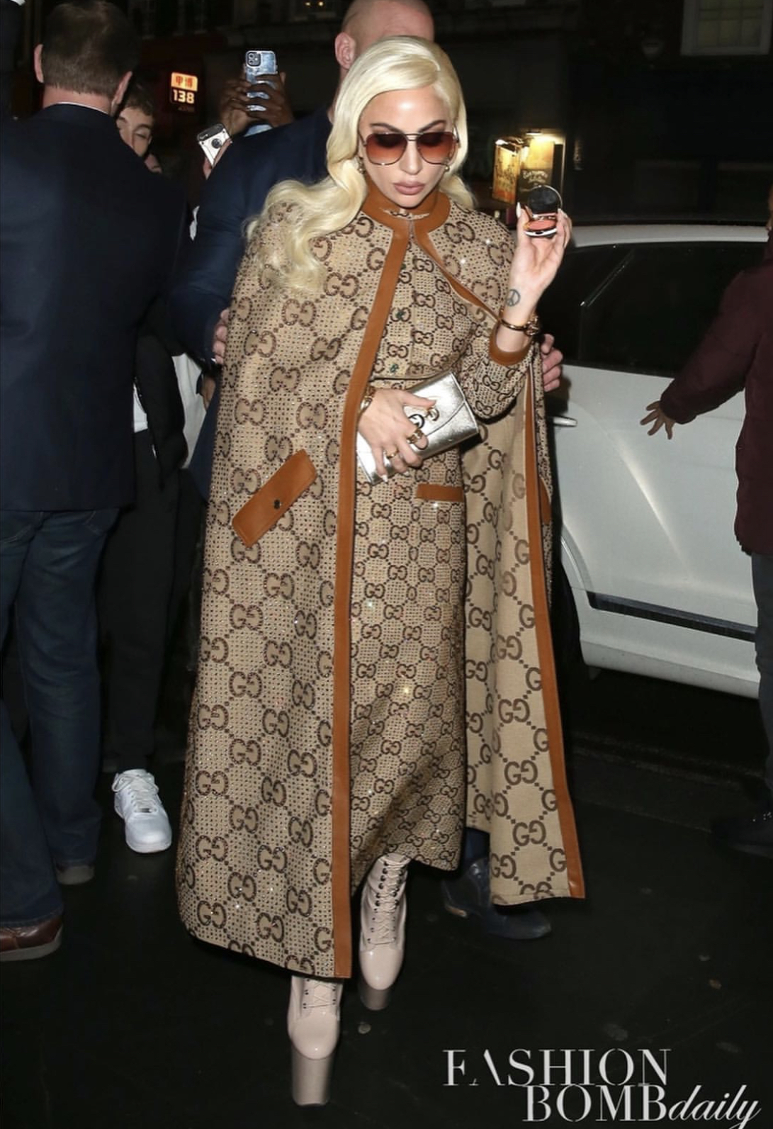 Lady Gaga en robe maxi fleurie et sac Louis Vuitton - Lady Gaga : la reine  des looks extravagants fait de l'été 2021 son terrain de jeu - Elle