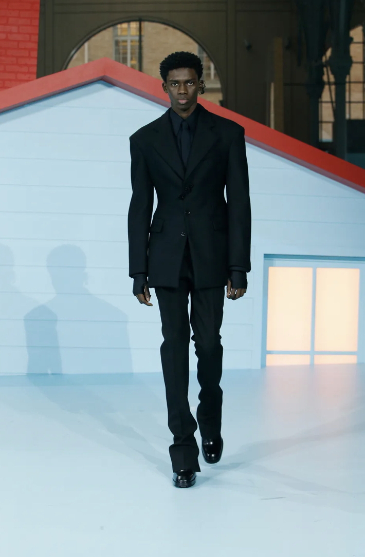 Kendrick Lamar wears Virgil Abloh's x Louis Vuitton FW22 Suit and Tiffany &  Co. Jewelry For Superbowl Halftime Performance – Fashion Bomb Daily