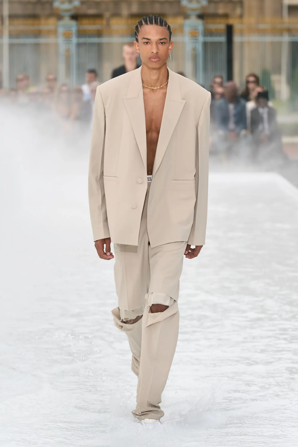 The Top 5 Shows at Men's Fashion Week Spring 2023: Kenzo, Louis Vuitton,  Givenchy, Versace and Fendi – Fashion Bomb Daily