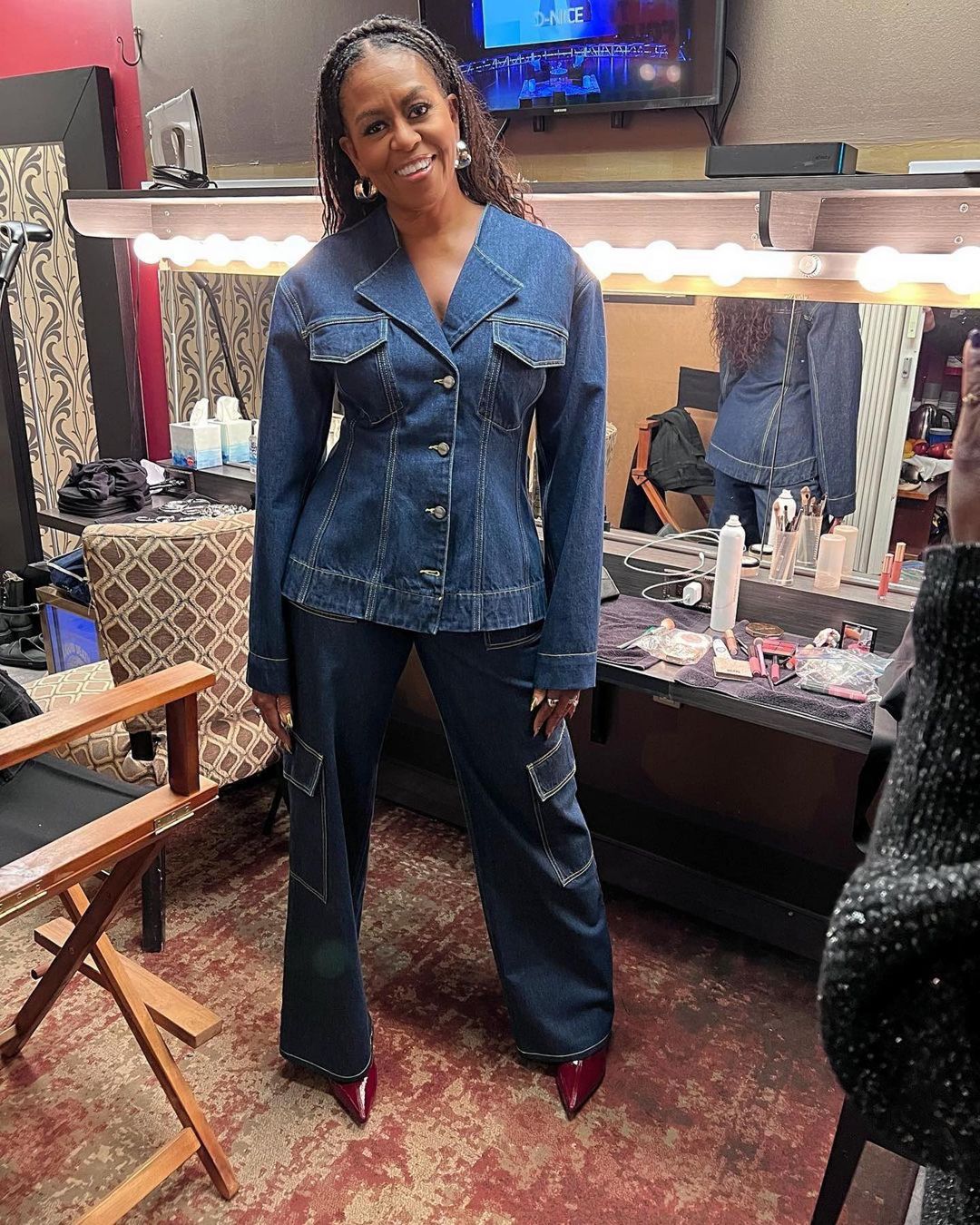 Grønthandler Prestigefyldte Ved en fejltagelse Michelle Obama Wore a Denim Ganni Blazer and Cargo Jeans While on Her Book  Tour