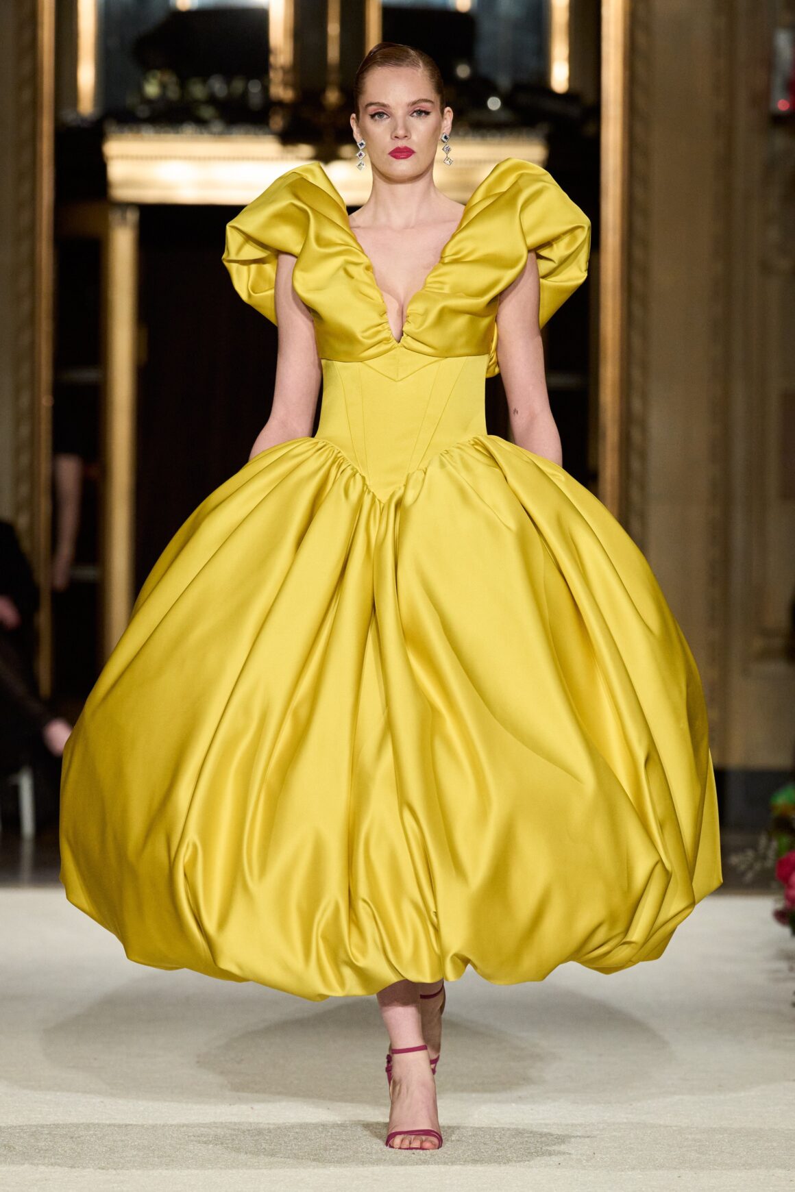 Christian Siriano Fall 2023 is an Ode to Audrey Hepburn and Old Hollywood  Glamor – Fashion Bomb Daily