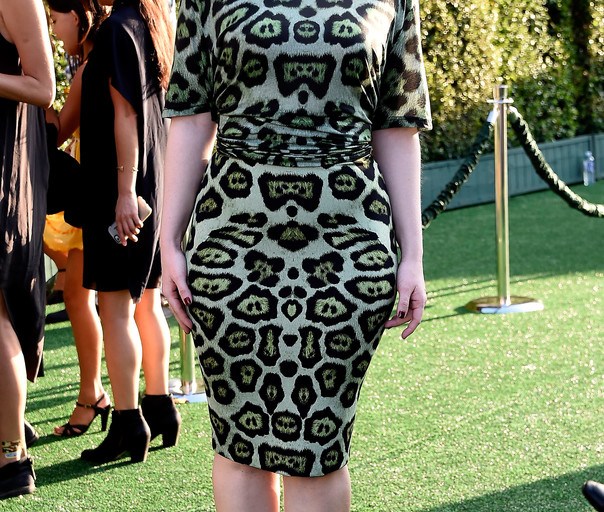 Splurge: Bryce Dallas Howard’s <em>Pete’s Dragon</em> Hollywood Premiere Givenchy Green Leopard Print Tee and Pencil Skirt