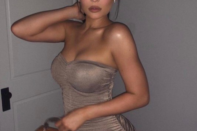 Fashion Bomb Look For Less: Kylie Jenner in Norma Kamali