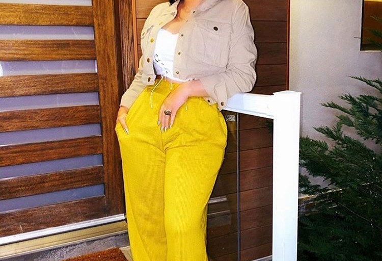 Emily B. Shows us her Perfect Fashion Sense in Yellow Flowy Jogger Pants by Fashion Nova