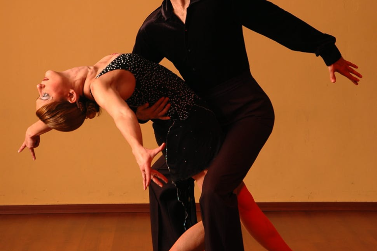 Appropriate Outfit And Shoes To Win Your First Ballroom Dancing