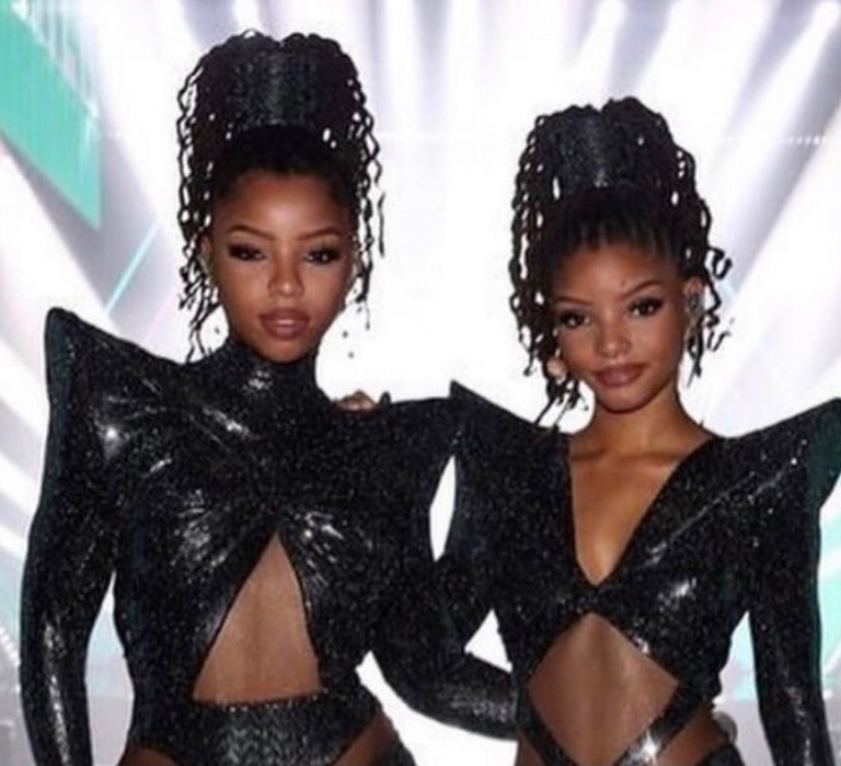 Chloe x Halle Performed at the E! People’s Choice Awards 2020 in Custom Looks by Rey Ortiz