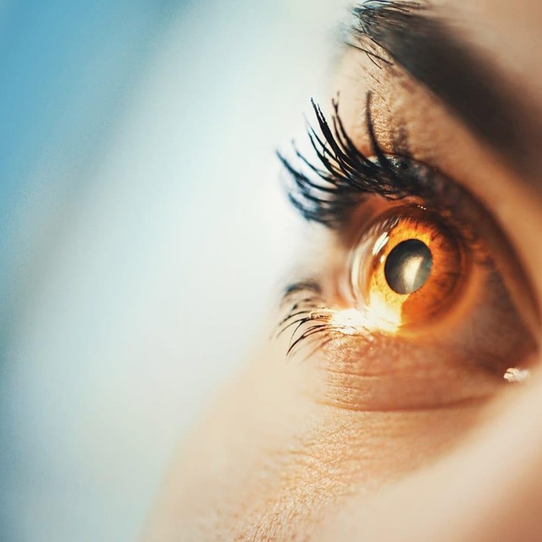 Who should wear a photochromic lens?