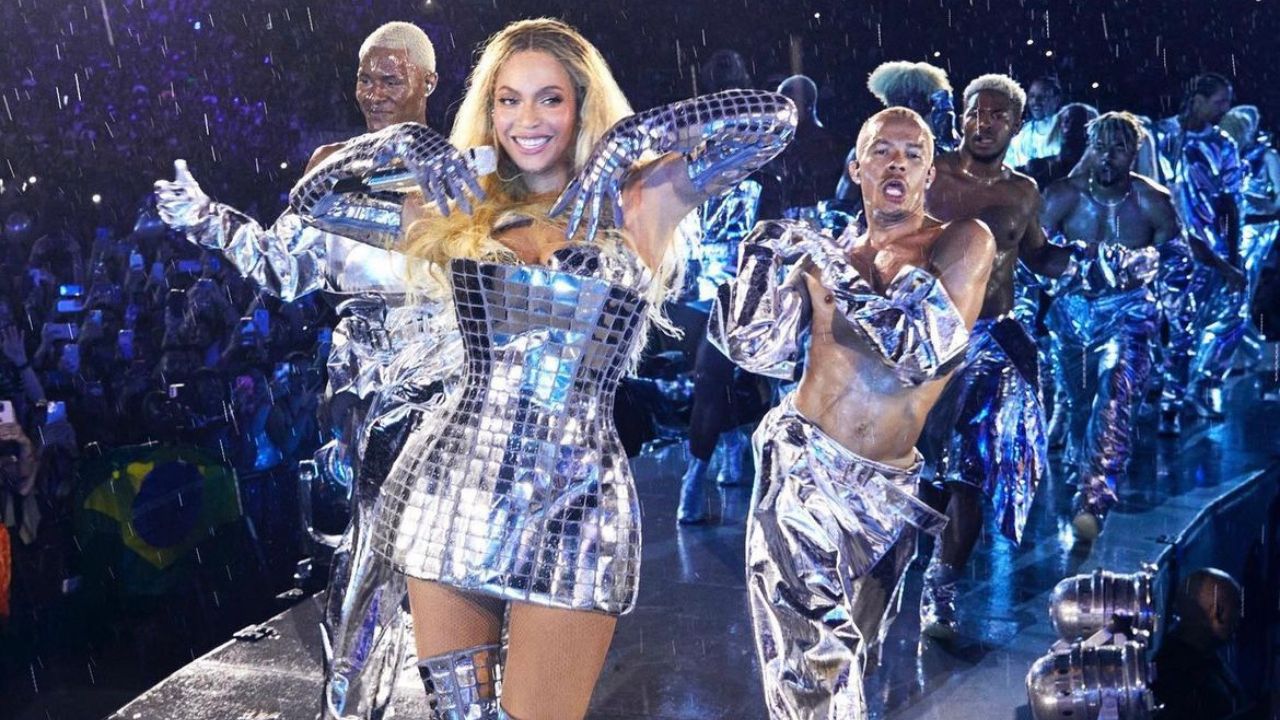 Beyoncé Performed in a Gold Alberta Ferretti Gown and a Custom ...