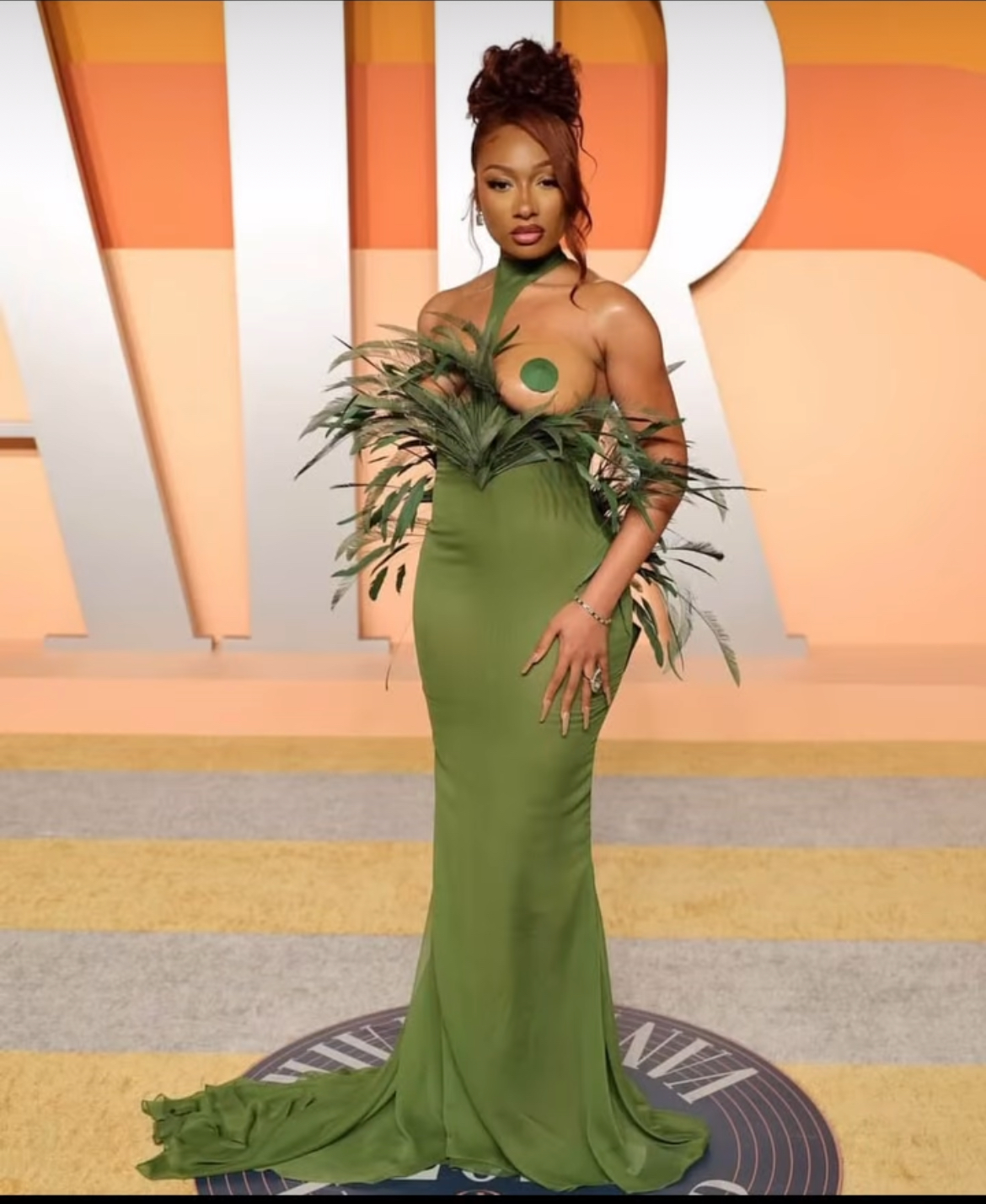 Fashion Bomb Daily Vanity Fair Oscar Party 2025 Recap Meagan Thee Stallion Looks Sizzling Hot In A Custom Green Feather Gown Halle Berry Stuns In A Silver Christian Siriano Dress 3