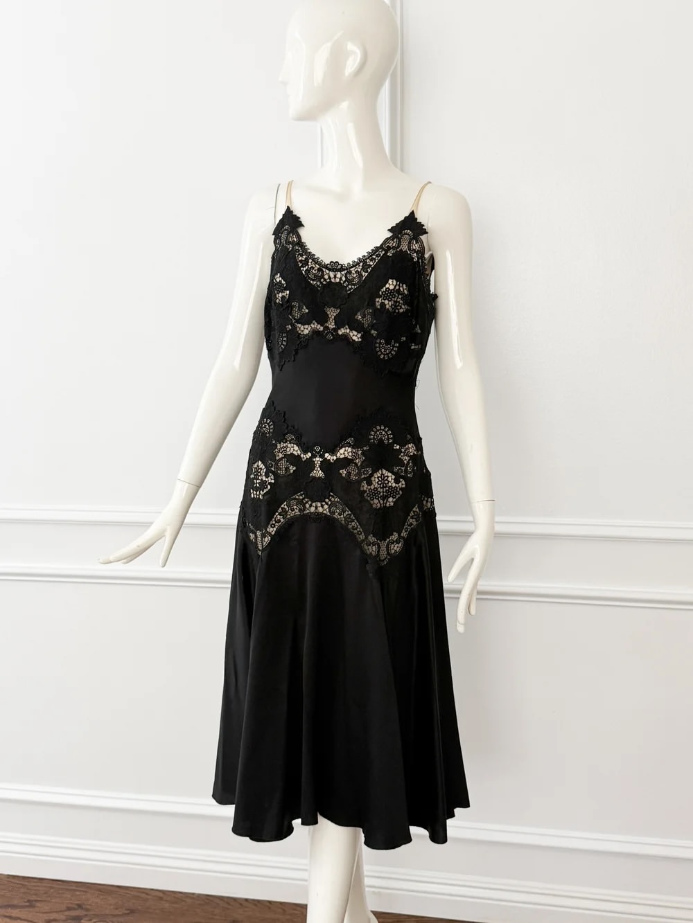 Вы спрашиваете, мы отвечаем Мишель Обама ошеломила своим винтажным шелковым вышитым платьем от Alexander McQueen вместе с бывшим президентом Бараком Обамой 2