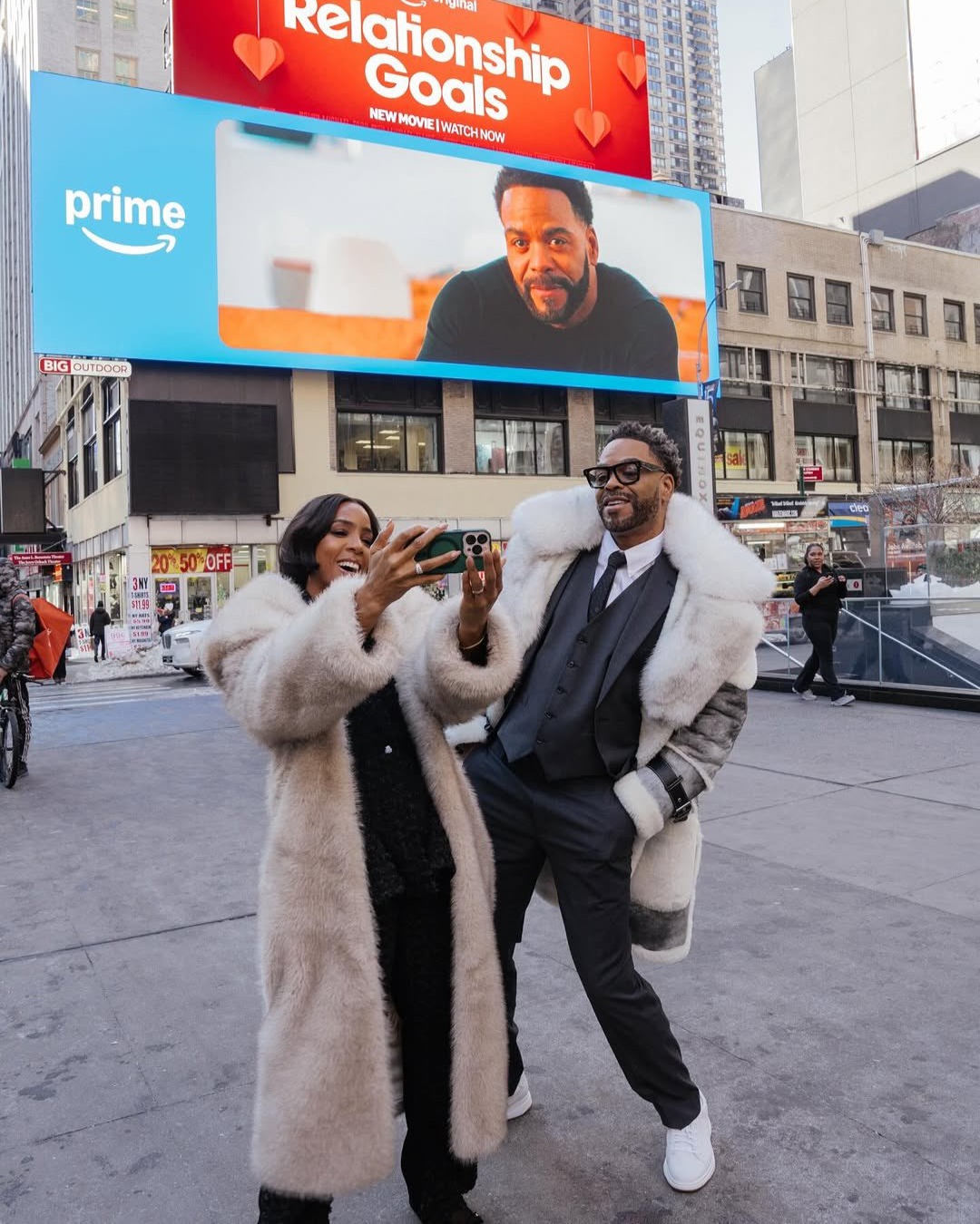 2 Kelly Rowland And Method Man Bring The Fashion For Relationship Goals Press Tour Courtside In A Fringed TTSWTRS Jacket Black And White Rowen Rose Stella McCartney And More