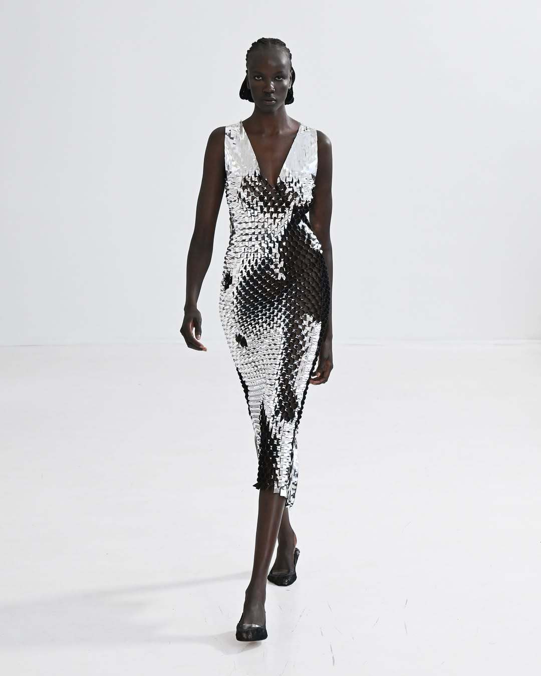 AREA SpringSummer 2027 Runway Review Metallic Drama Takes Over NYFW Image 1789656752 1